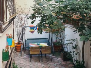 アンカラにあるDeeps Hostel Ankaraの木の茂る中庭にテーブルと椅子