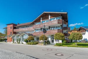 ein großes Backsteingebäude an einer Straßenseite in der Unterkunft Allgäu Vital Oberstaufen inkl Oberstaufen Plus Card in Oberstaufen