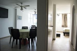 comedor y sala de estar con mesa y sillas en Apartamento con playa privada y piscina, en Santa Marta