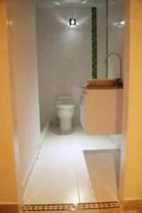 Ein Badezimmer in der Unterkunft Apartamento con playa privada y piscina