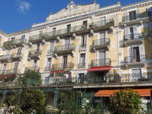 un edificio de apartamentos en París con balcones en Le Beau Site - Studio, en Aix-les-Bains