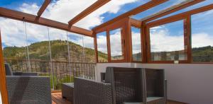 Habitación con ventanas y vistas a la montaña. en Casa Rural Las Tinajas de Naya, en Alcalá del Júcar