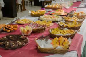 una mesa cubierta con cestas de diferentes tipos de alimentos en Acrópolis Marina Hotel, en Angra dos Reis