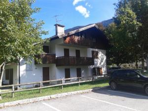 ピンツォーロにあるAppartamento Seppi Stile Trentinoの車が停まった家