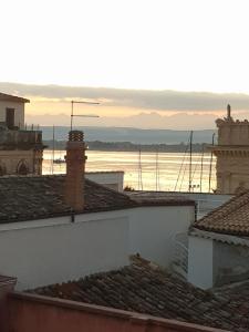 シラクーサにあるNel cuore di Ortigia!!の建物の屋根から海の景色を望めます。