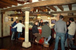 un groupe de personnes assises dans un bar dans l'établissement La Casa Vieja, à Turégano