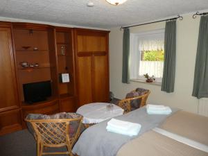מיטה או מיטות בחדר ב-Gaststätte & Pension Oelmuehle