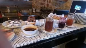 una mesa con tazas de té y un tazón de sopa en Oihalia Guesthouse, en Fidhákia