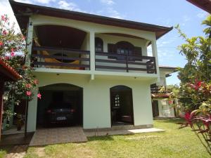 a house with a car parked in front of it at Moradas Jeane in Guarda do Embaú
