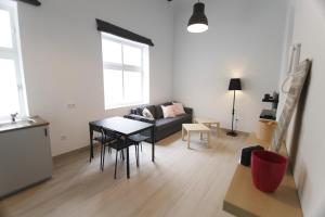 a living room with a table and a couch at Magnifica Oportunidad, junto a la Playa y al Teatro Falla in Cádiz