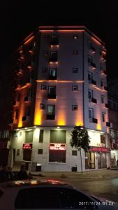 イスタンブールにあるHotel Oz Villaの横に灯る大きな建物