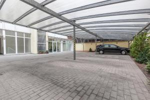 een parkeerplaats met een auto in een garage bij Hotel Augustus et Otto in Praag