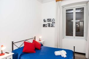 Postel nebo postele na pokoji v ubytování Leone X Genova Affittacamere