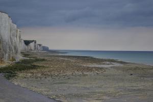 オーにあるAppartement Baie de Sommeの海辺の海岸