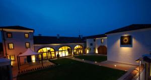 una casa grande con patio por la noche en Villa Solaris Hotel & Residence, en Tezze sul Brenta