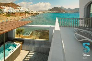 a balcony with a hot tub and a view of the ocean at Villa Singular in San José