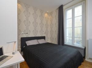 - une chambre avec un lit et un ordinateur portable sur un bureau dans l'établissement Crypto Prestige - Gare et Centre - Studio et T3, à Angers