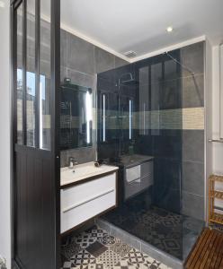 a bathroom with a sink and a shower at Crypto Prestige - Gare et Centre - Studio et T3 in Angers