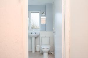 La salle de bains est pourvue de toilettes et d'un lavabo. dans l'établissement MyCityHaven - The Chippings - Village life in the city, à Bristol