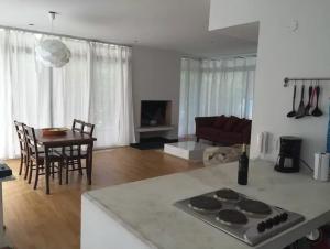 a kitchen and living room with a stove and a table at Casa en la Ruta del Malbec in Las Compuertas