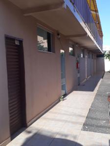 un edificio con puertas marrones en un lateral en Flat Econômico Uberlândia, en Uberlândia