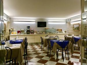 Reštaurácia alebo iné gastronomické zariadenie v ubytovaní Hotel San Marco