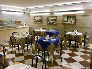 Reštaurácia alebo iné gastronomické zariadenie v ubytovaní Hotel San Marco