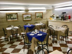 Reštaurácia alebo iné gastronomické zariadenie v ubytovaní Hotel San Marco