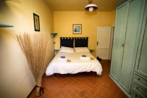 カスティリオーン・フィオレンティーノにあるGuido's Houseのベッドルーム1室(ベッド1台、タオル2枚付)