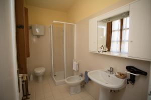 Un baño con lavabo, inodoro y ducha. en Guido's House, en Castiglion Fiorentino 23 fotos más
