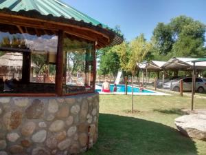 un parque con piscina y parque infantil en Posada del Tata en Nono