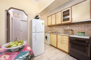 A kitchen or kitchenette at The Old Mansion