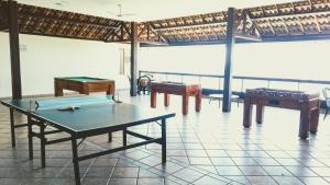 ein Raum mit Tischtennisplatten auf einem Fliesenboden in der Unterkunft Apartamento Porto Real in Mangaratiba