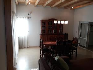 ein Esszimmer mit Tisch und Stühlen und einem Fenster in der Unterkunft Casa en la Ruta del Vino in Mendoza + 25 Fotos