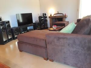 ein Wohnzimmer mit Sofa und einigen Lautsprechern in der Unterkunft Casa en la Ruta del Vino in Mendoza