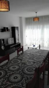 Telewizja i/lub zestaw kina domowego w obiekcie Apartamentos Loyo