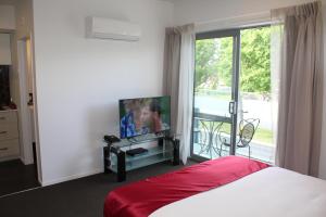 TV a/nebo společenská místnost v ubytování Bealey Plaza Motel