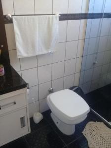 baño con aseo blanco y toalla en Del Fiore, en Gramado