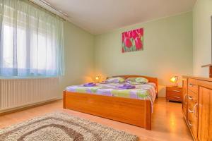 - une chambre avec un lit et une grande fenêtre dans l'établissement Holiday Home Nina&Tea, à Pula