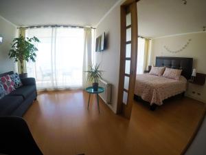 sala de estar con cama y sofá en Vista Meseta Coraceros, en Viña del Mar