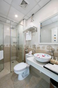 een badkamer met een toilet, een wastafel en een douche bij Labevie Hotel in Hanoi