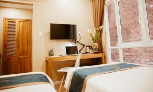 TV a/nebo společenská místnost v ubytování Minh Nhung Hotel