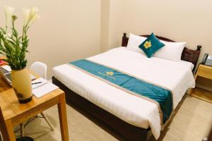 Postel nebo postele na pokoji v ubytování Minh Nhung Hotel