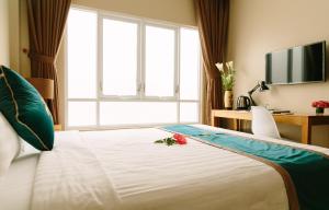 Postel nebo postele na pokoji v ubytování Minh Nhung Hotel