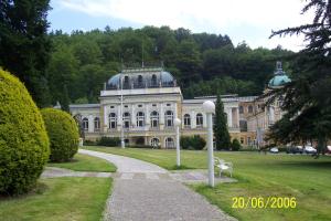 Un gran edificio con una cúpula en la parte superior. en TopApartmany Lesni, en Mariánské Lázně