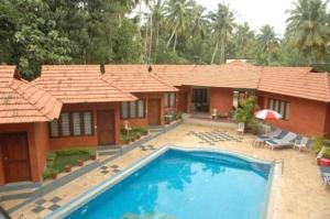 Bazén v ubytování Deshadan Cliff & Beach Resort,Varkala nebo v jeho okolí