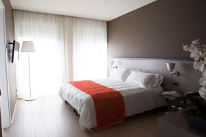 Un pat sau paturi într-o cameră la Zara Rooms & Suites