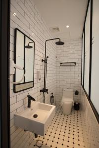 乔治市南方精品酒店的带水槽和马桶的白色浴室 更多29张照片