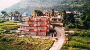 una casa en un pueblo con una montaña en el fondo en Homestay Nepal, en Kirtipur