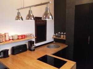 サルラ・ラ・カネダにあるTourny - Studio cosy Centre médiéval Sarlatのキッチン(シンクと鏡付きのカウンター付)